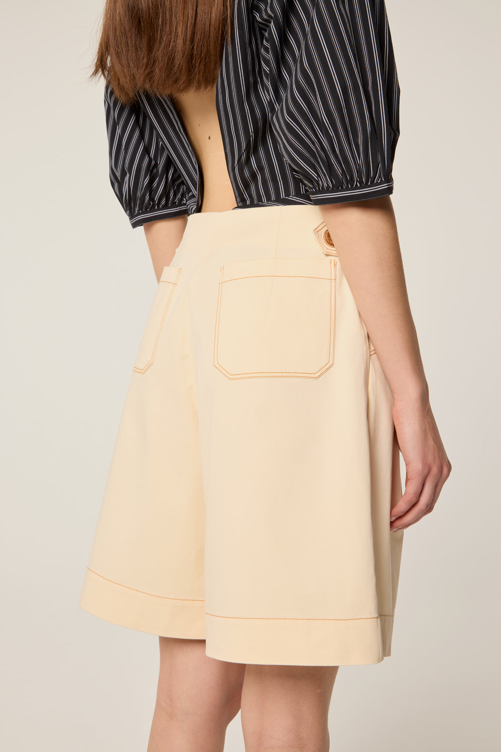 Ecru Bermuda shorts with contrast topstitching