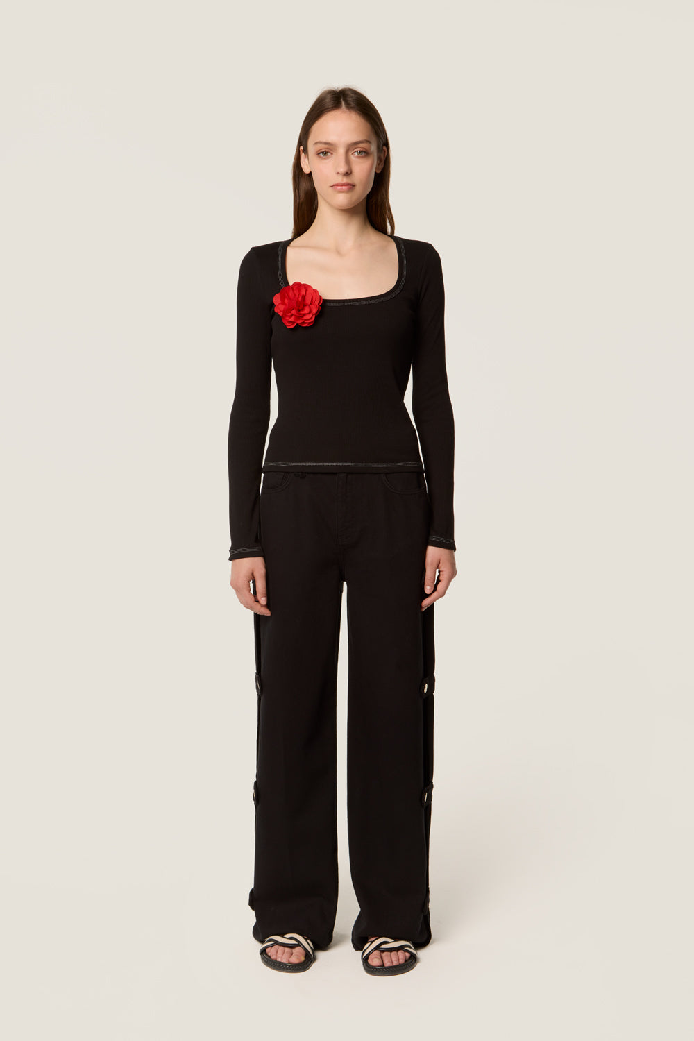 Top avec broche fleur