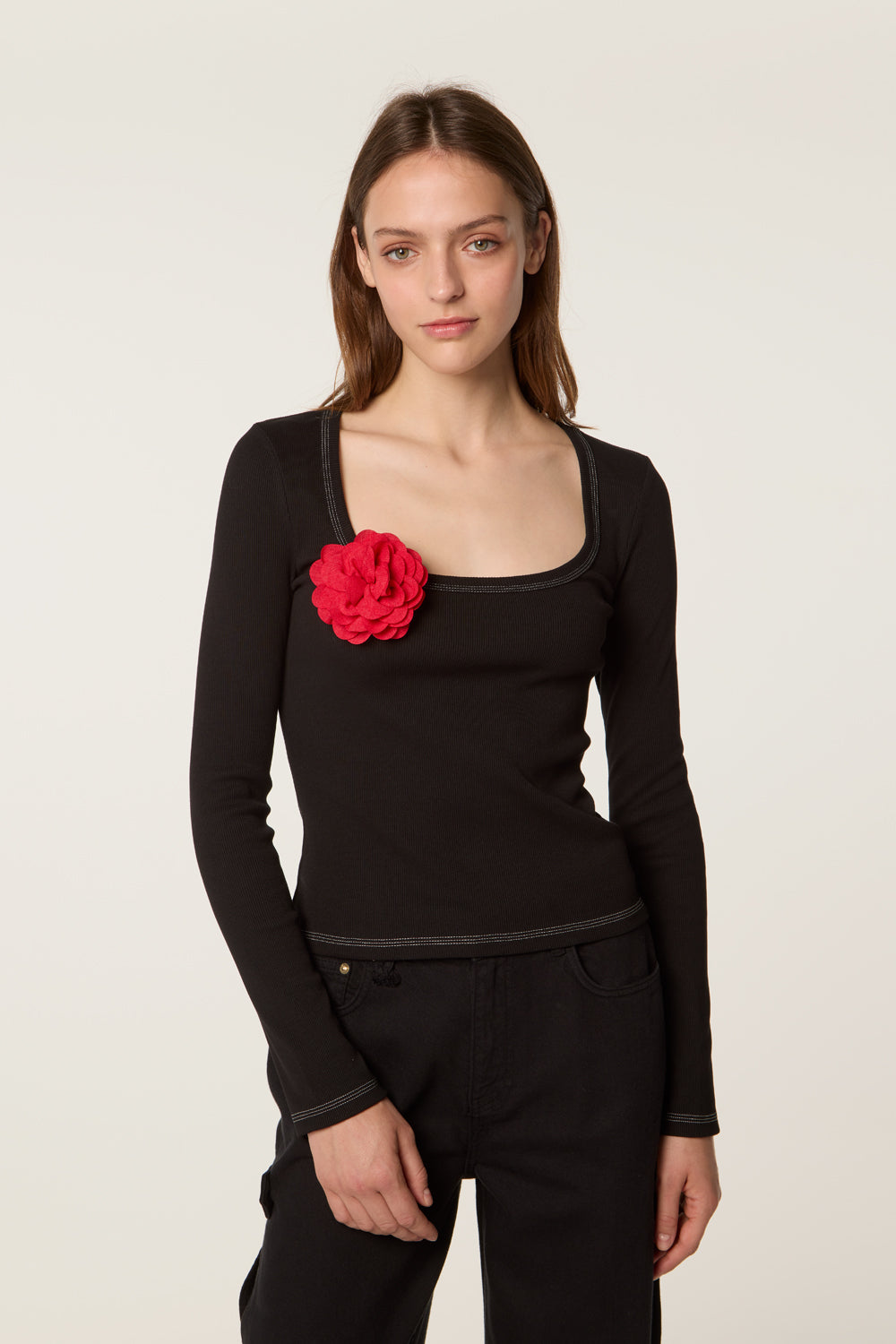 Top avec broche fleur