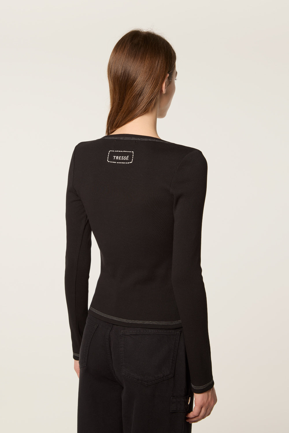 Top avec broche fleur