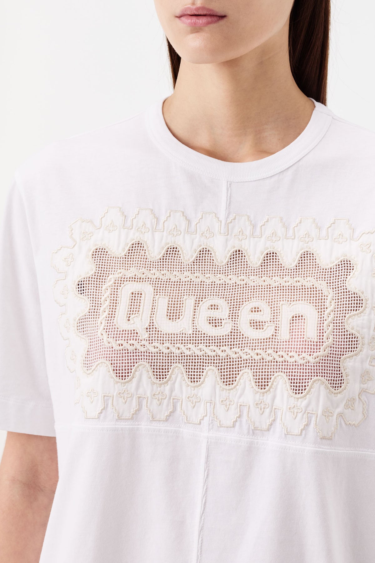 Camiseta con aplicación de bordado