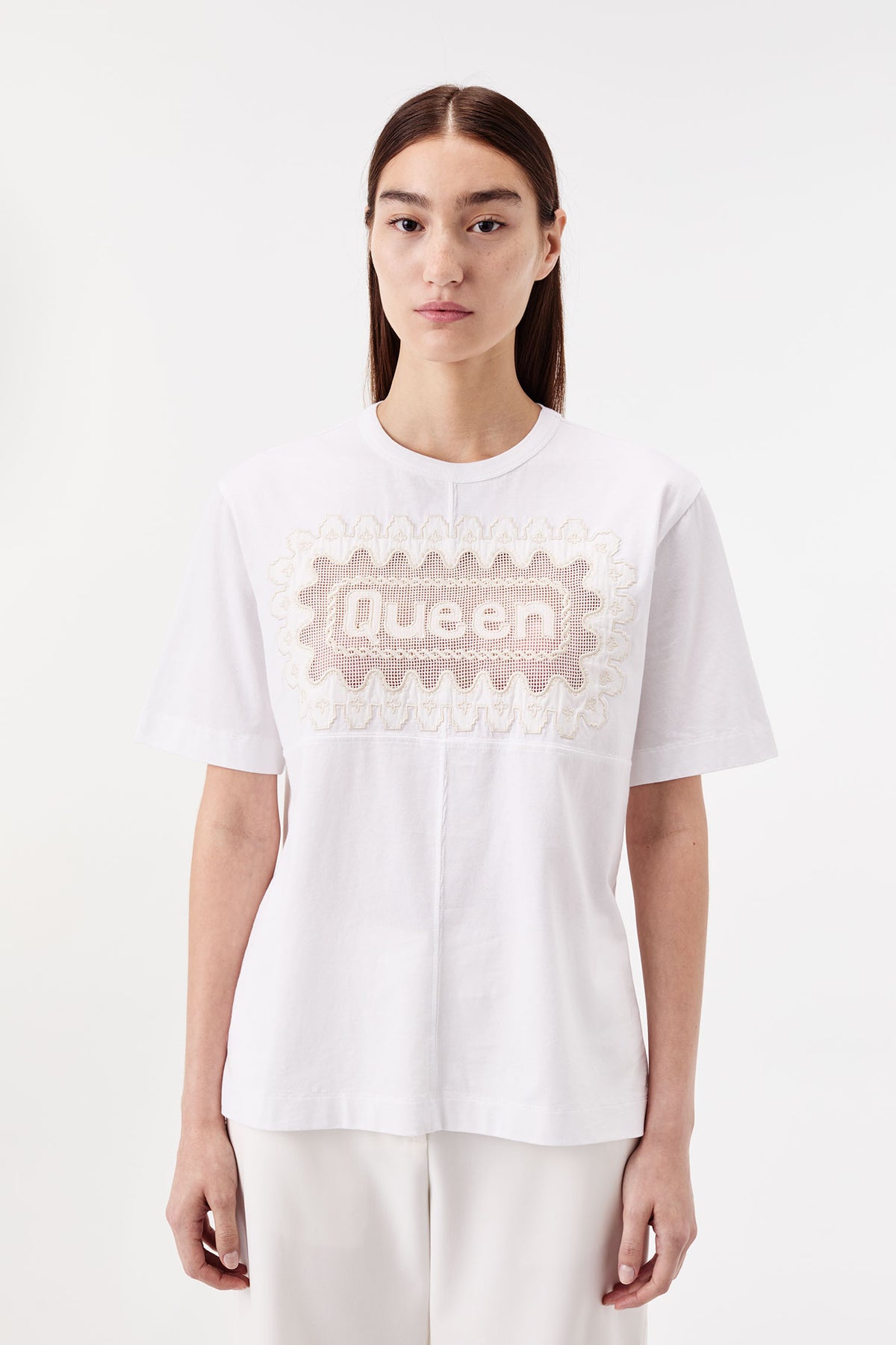 Camiseta con aplicación de bordado