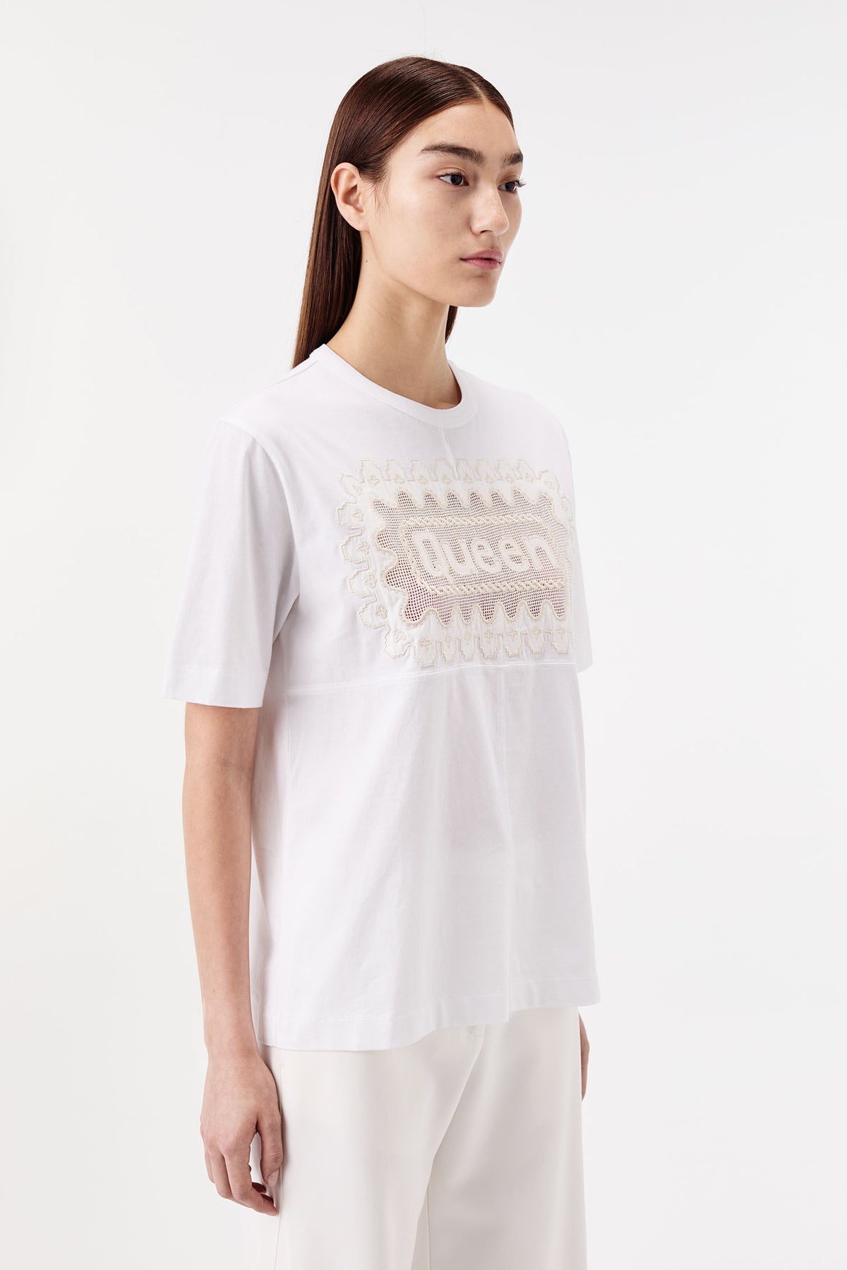Camiseta con aplicación de bordado