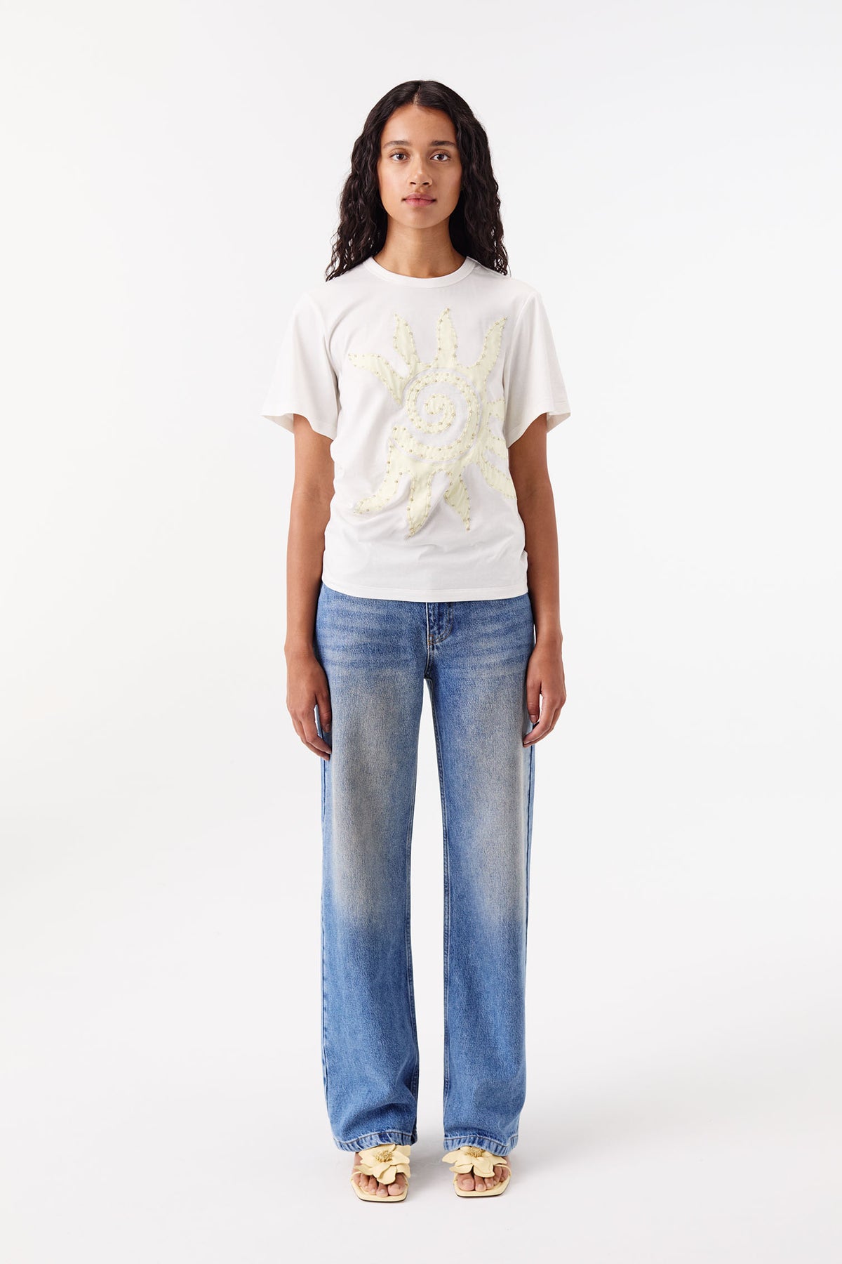 Tailliertes T-Shirt mit Strassstickerei