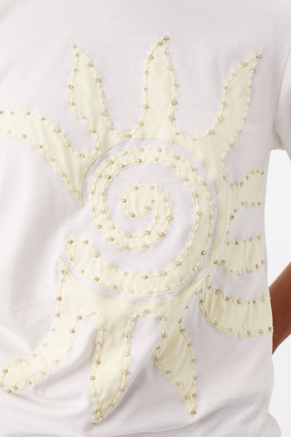 Tailliertes T-Shirt mit Strassstickerei