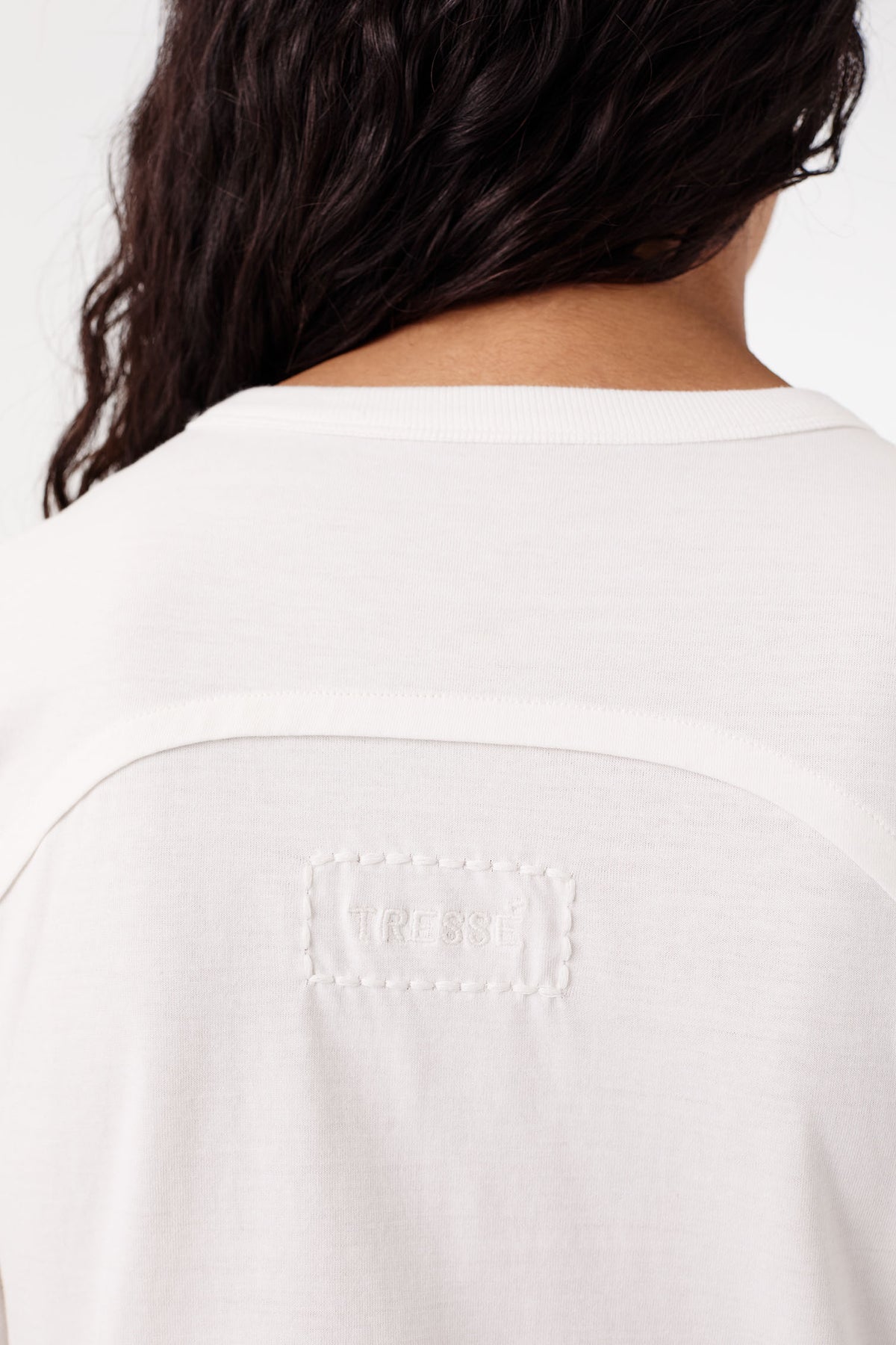 Tailliertes T-Shirt mit Strassstickerei