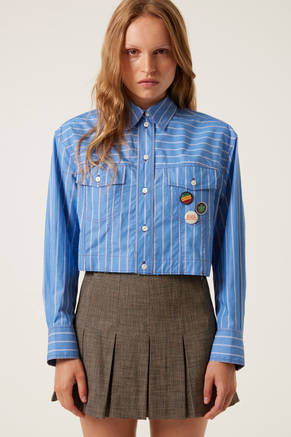 Short shirt with pins