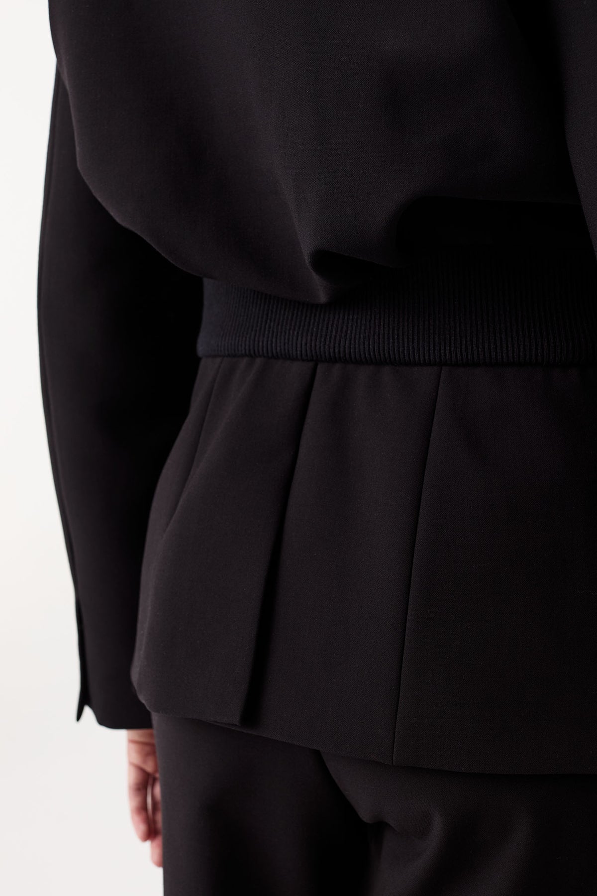 Veste tailleur avec bord-côte à la taille