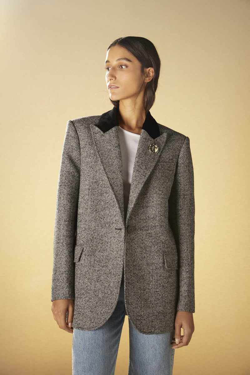 Two-tone shouldered jacket with brooch