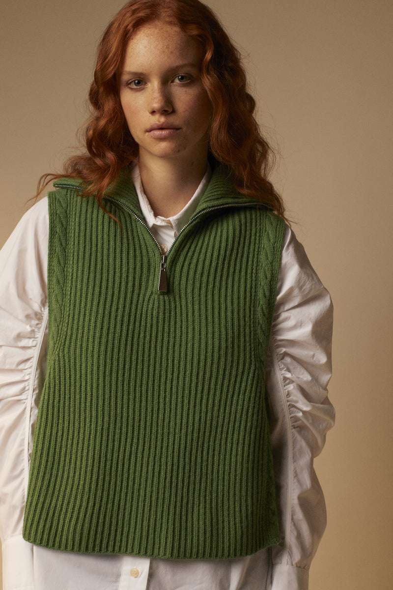 Sleeveless ribbed sweater with zipped collar