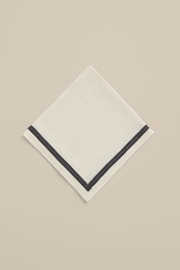 Napkin with braid