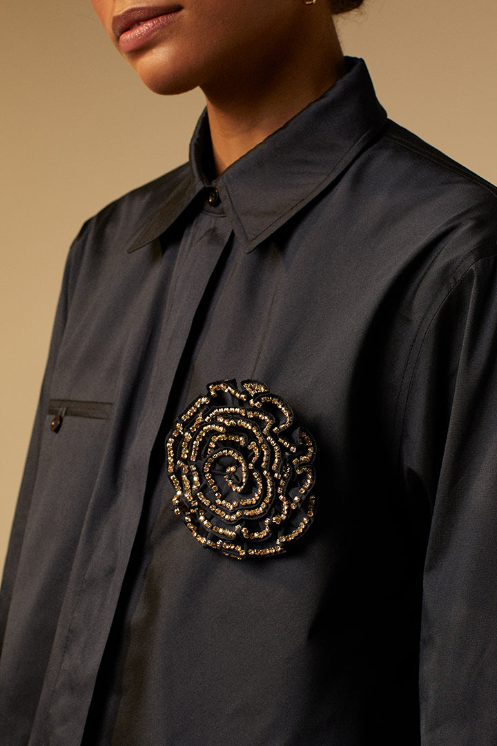 Short shirt with flower brooch