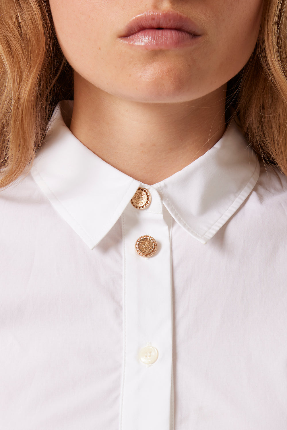 Short shirt with sunny buttons