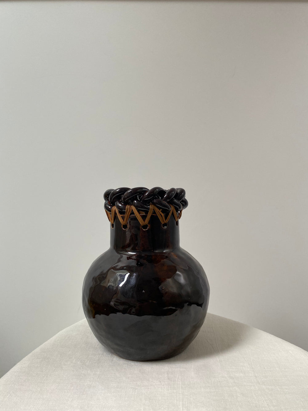 Vase tressé in stoneware and raffia