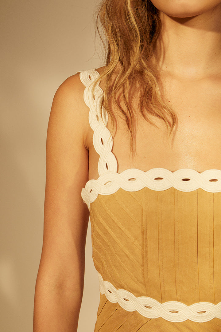 Long dress details of tresse